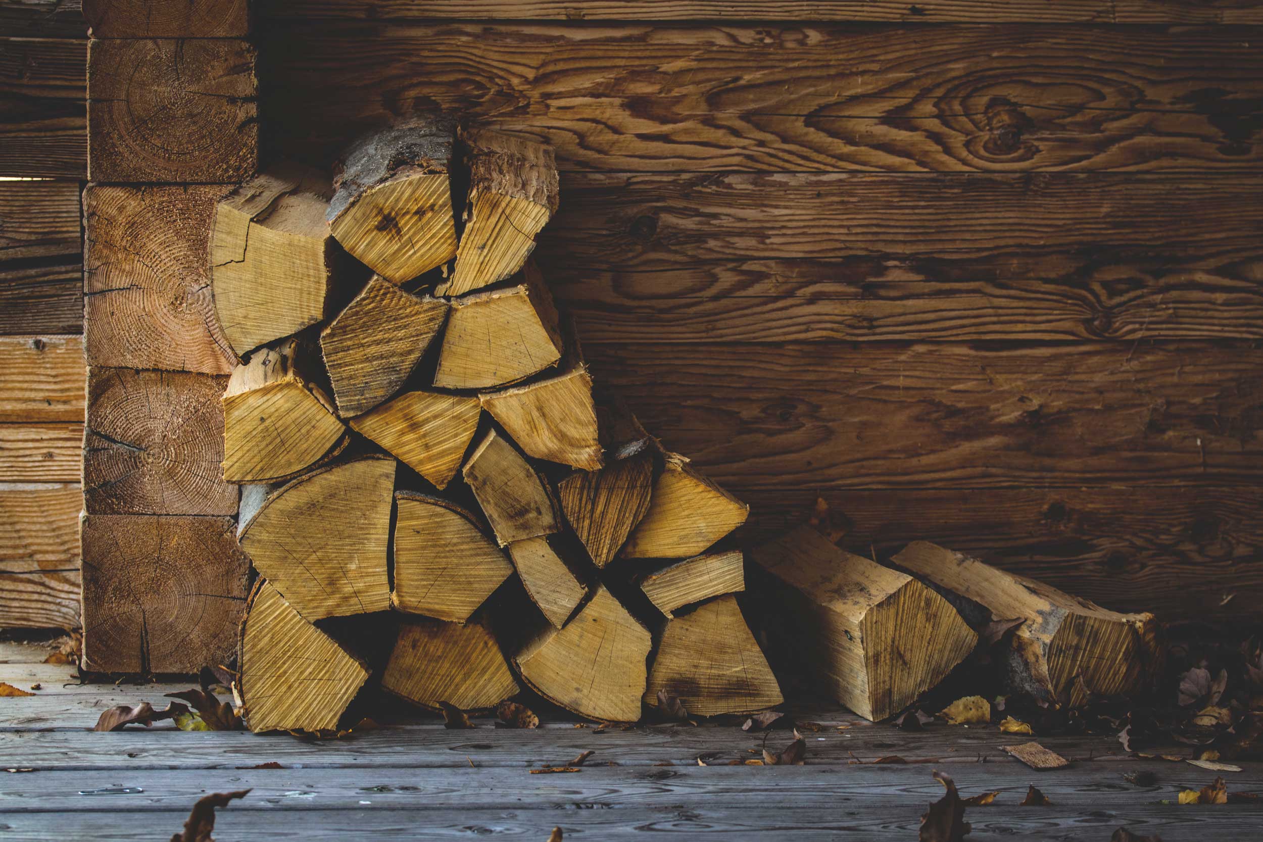 Comment stocker le bois de chauffage à l'extérieur ?